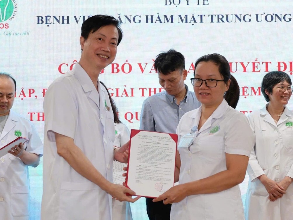 Trao quyết định bổ nhiệm cho BSCKII. Vũ Thị Hạnh, Trưởng Khoa Xét nghiệm - Giải phẫu bệnh.